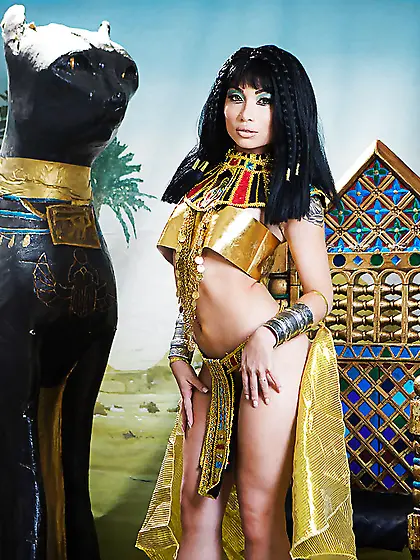 Exotic student passes exam by posing for teacher like slutty Cle