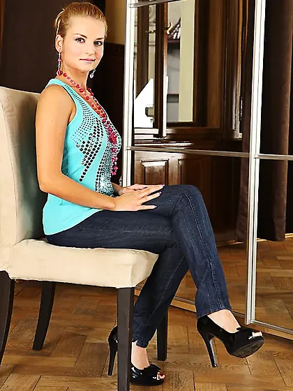 Sexy girl door spreads