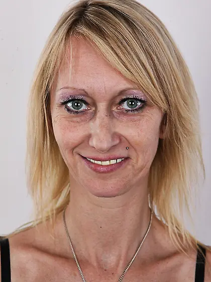 Skinny blonde displays milf