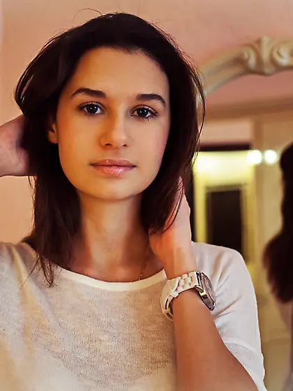 Alluring babe seduces indulging