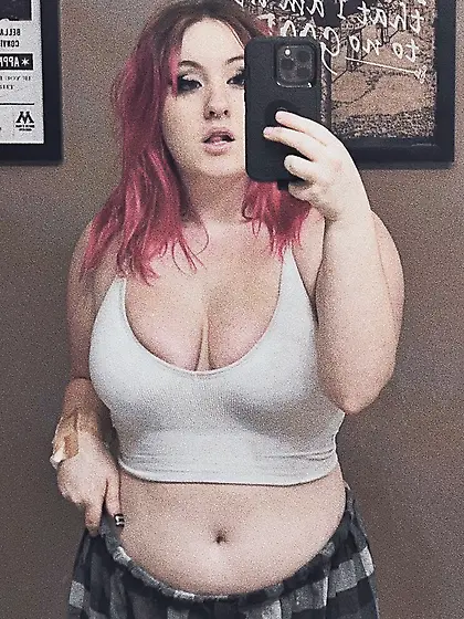 Thick PAWG slut Anna craves male attention