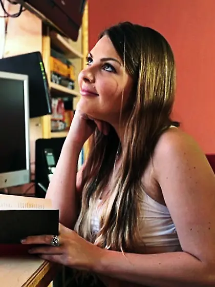 Long hair amateur living room fuck wife