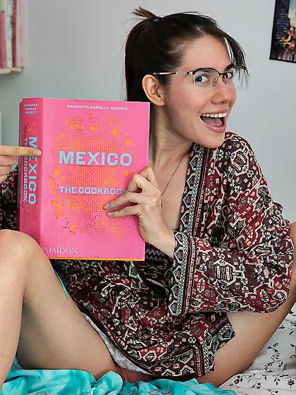 Hairy psusy swimmer is going to fuck herself on the bed