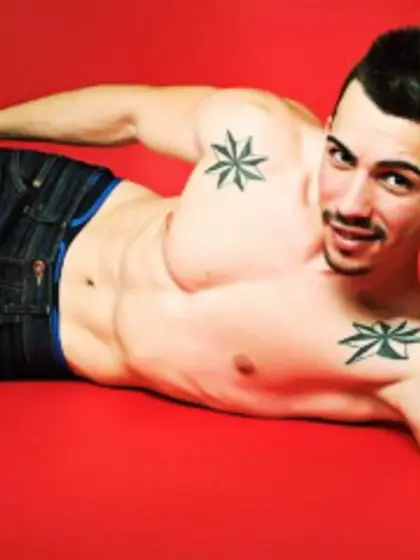 Brunette nikkoravenxx perform anal