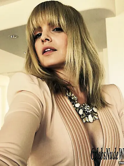Mena Suvari Nude