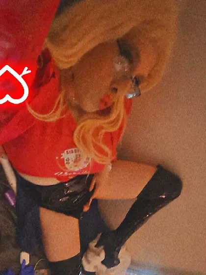 slutty bimbo brandi showing off