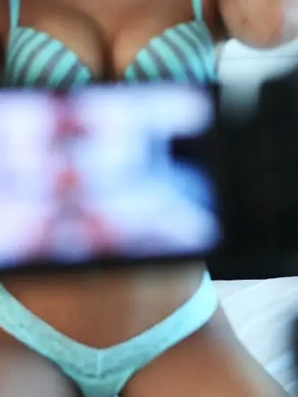 Pressing sheets mounts brunette