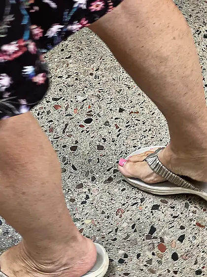 Gilfs feet at supermarket