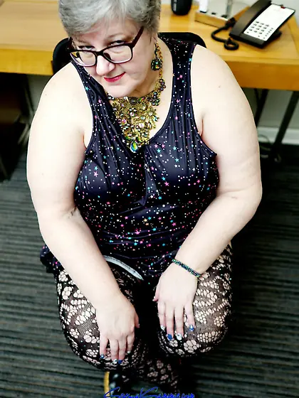 GRANNY EN LINGERIE DE PUTE