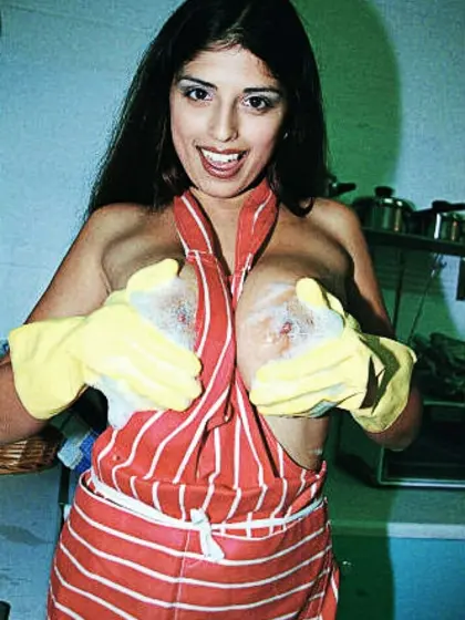 Naughty housewife Kerry Marie in yellow gloves demonstrates her
