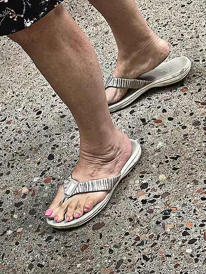 Gilfs feet at supermarket