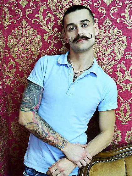 White man JaiHung like to close up and zoom