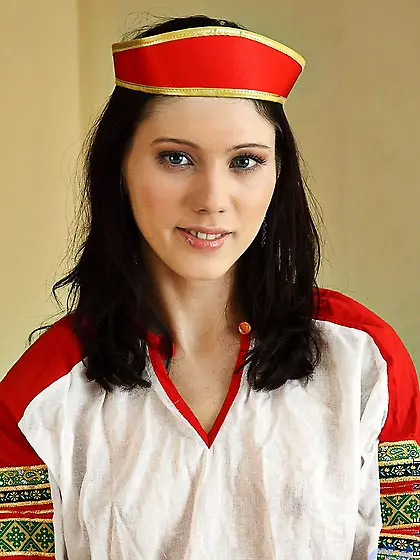 Slender brunette girl Aspen Richardsen loves to expose her tight