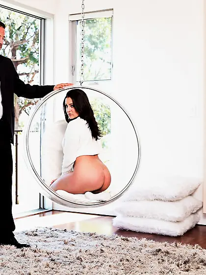 Brunette is in seventh heaven when the bodyguard's dick drills h