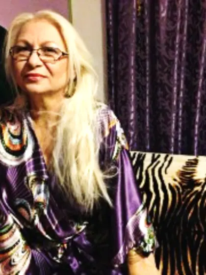 Blonde diana perform close