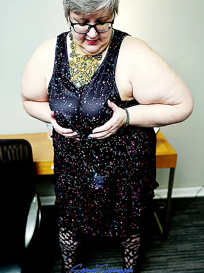 GRANNY EN LINGERIE DE PUTE