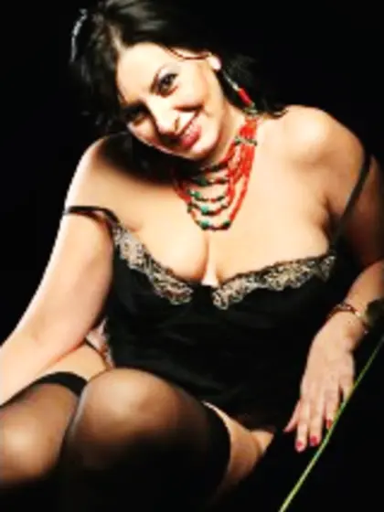 Brunette hornywetmilf perform cameltoe