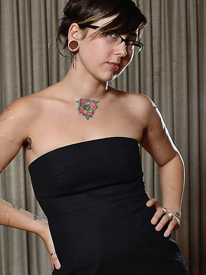 Emo babe in glasses is playing with her twat on camera