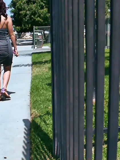 Dude meets a curvy hottie in a park and talks her into pleasing