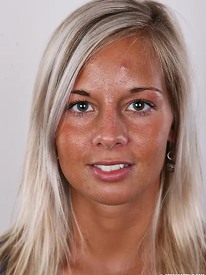 Tanned Czech blonde comes at casting and poses naked in front of