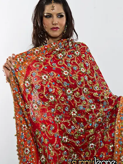 Horny Indian babe Sunny Leone strips her oriental dress and show