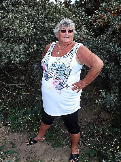 Lusty lady pose fat