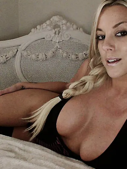 Busty blonde Xo Gisele is sporting a nice tight outfit that soon