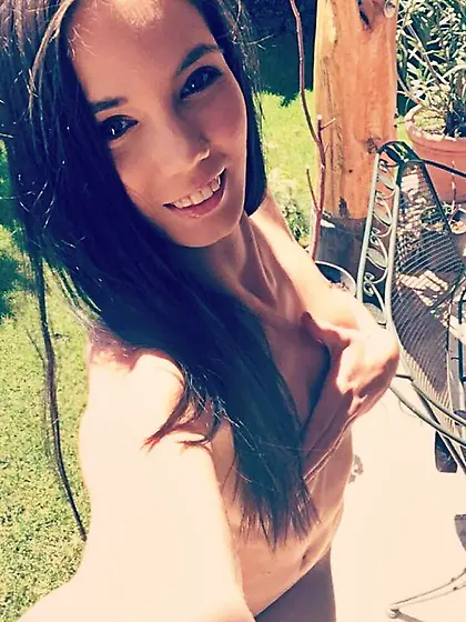 Russian takes picks of flat chest with clothes on and without fo