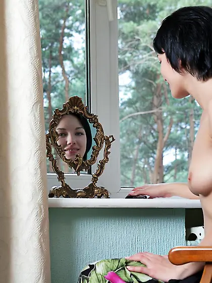 Brunette babe Loreen A is doing the most exciting nude show you