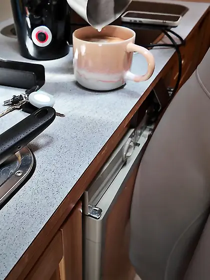 Freundin in Leggings macht Kaffee ;)