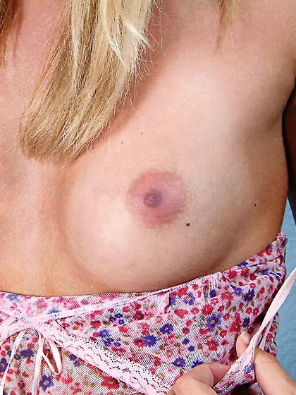 Angelic blonde Sarah Sinn in tiny jean skirt exposes her totally