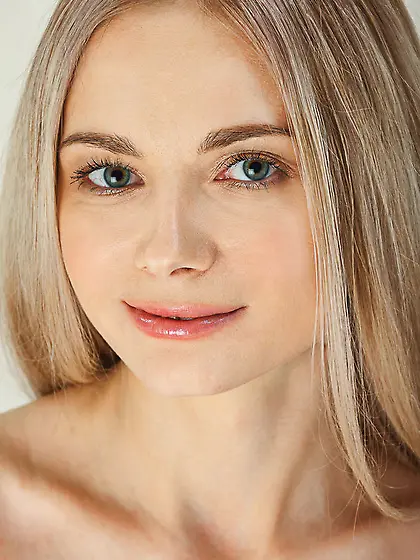 Red accent pillows blondes