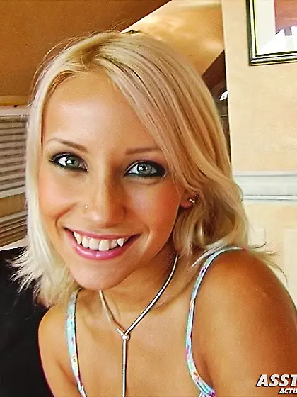 Blonde babe moans asshole