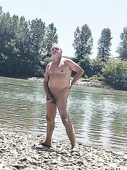 Balade nu au bord de la rivière