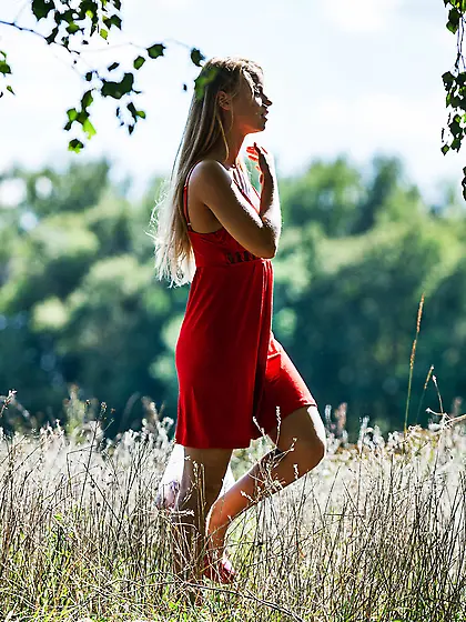 Blue-eyed blonde in red shows that amazing body of hers in the f