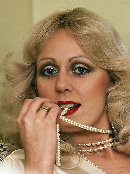 Blonde bombshell smoking hot