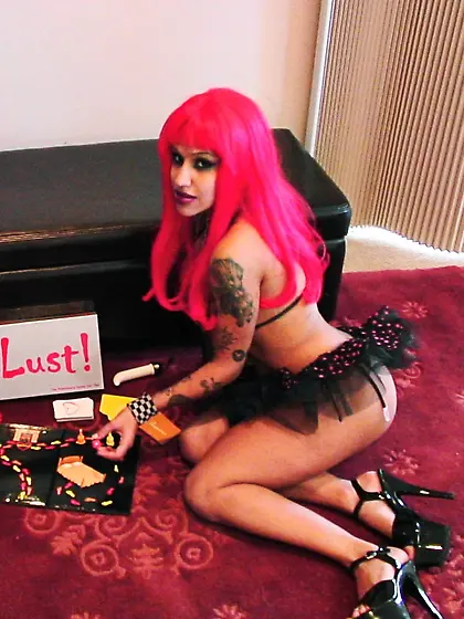 Kinky dyke bitch Regan Reese makes out with her lover in expensi