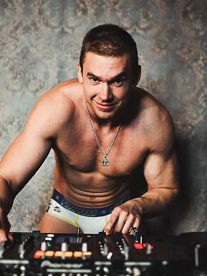 White man yourmusclemax dancing