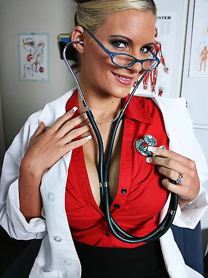 Filthy doctor Phoenix Marie loves to be fucked by her patient wi