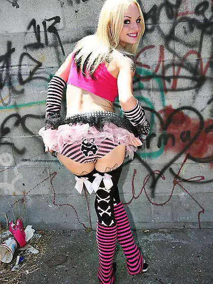 Tattooed slim blonde slut Faye Runaway tastes black guys' cum af