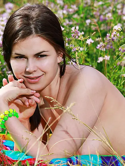 Brunette honey Karolina Young needs to show off her stunning bod