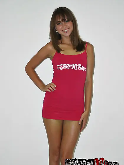 Riley Reid finds her smooth pussy filled with dick after giving