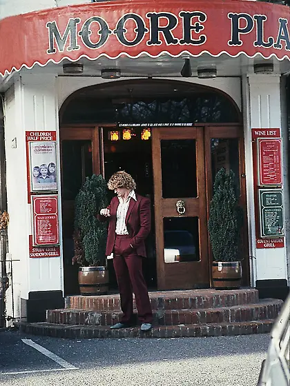 This retro girl knows how to entertain a...