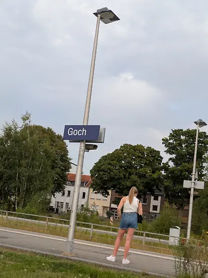Heiße Blonde am Bahnhof II