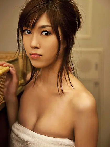 Doesn't Mizuho Hata look stunning in that black gown?