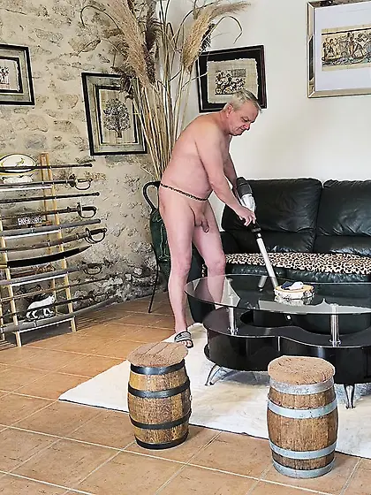 Je fais le ménage nu