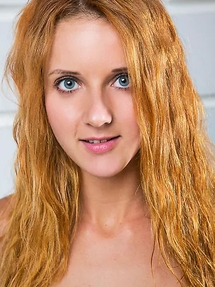 Amazing sexy blonde Roberta Berti is spreading her sexy long leg