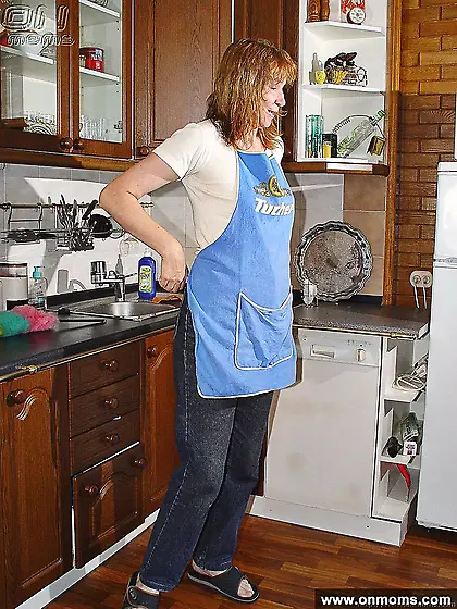 Mature hottie fucked in the kitchen