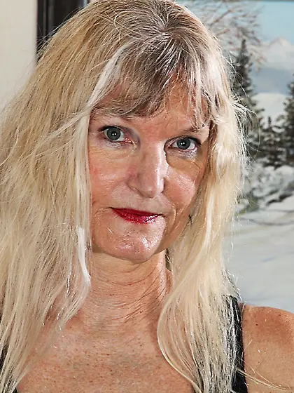 Licentious blonde milf Lisa Cognee approaches her dirty cunt to
