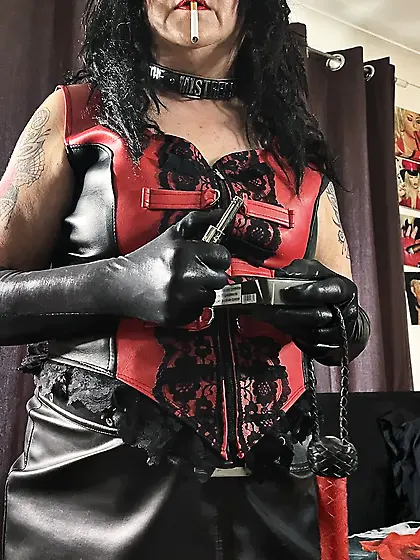 MISTRESS SMOKE STRAPON & CIGAR